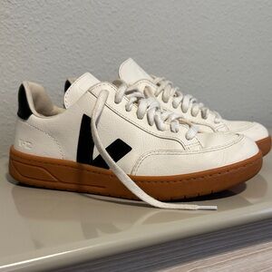 Veja Women's Cream and Navy Sneakers with Gum Sole